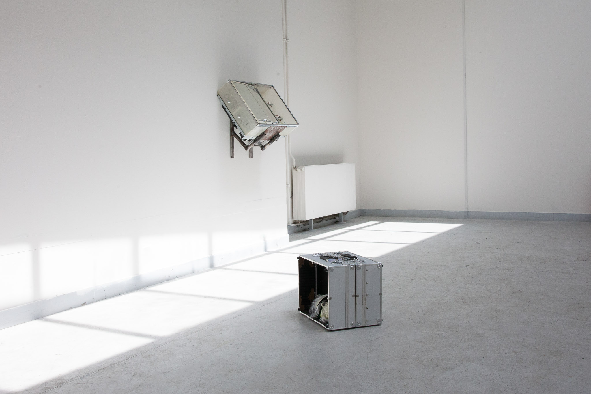 Left : <em>k*raut.bolid*willkommen</em>, 2023 / Front : <em>EXT. BEACH — SUNSET (FINAL SCENE)</em>, 2023-2024. Exhibition view: <em>Playlist for an eternal Autumn</em>, DNSEP, Haute Ecole des Arts du Rhin, Strasbourg (FR), 2024. Photo © ALLOK7.FR