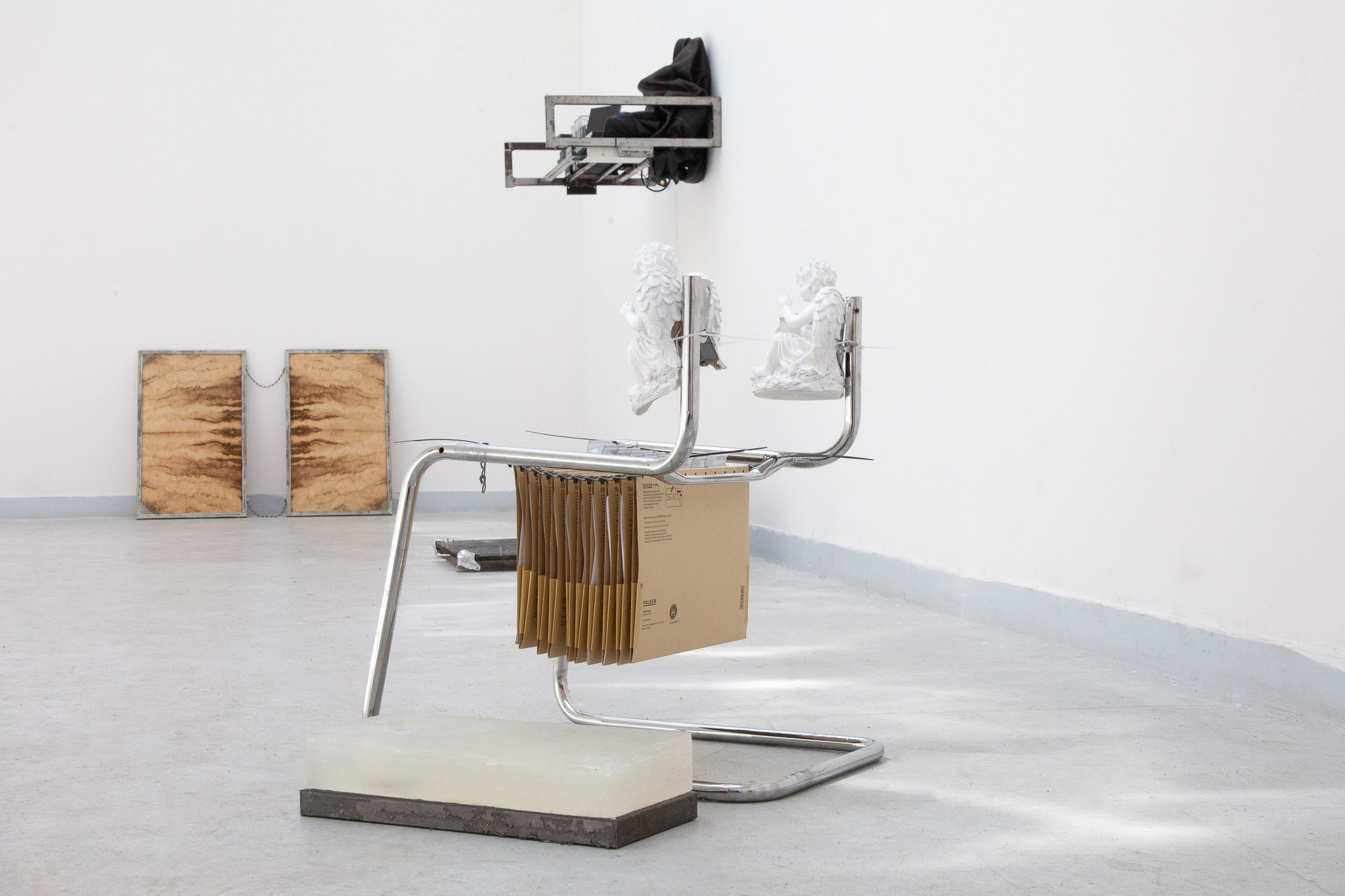 Wall : <em>Harold and Maude (2024)</em>, 2023-2024 / Front : <em>Postmodern archive system (from level 0)</em>, 2023-2024. Exhibition view: <em>Playlist for an eternal Autumn</em>, DNSEP, Haute Ecole des Arts du Rhin, Strasbourg (FR), 2024. Photo © ALLOK7.FR